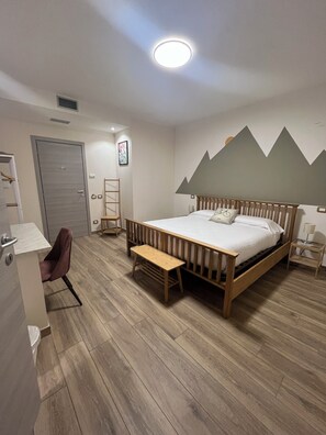Deluxe-Doppel- oder -Zweibettzimmer | Daunenbettdecken, Betten mit Memory-Foam-Matratzen