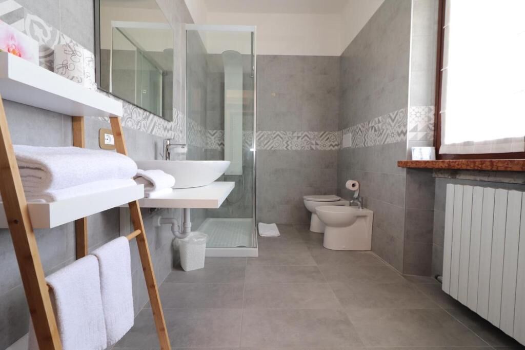 Shower, rainfall showerhead, hair dryer, towels