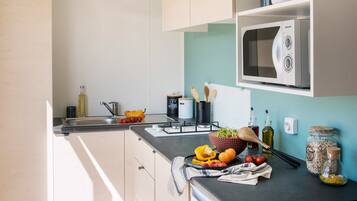 Mobile Home (OKLAHOMA STANDARD 4 p) | Private kitchenette | Fridge, microwave, espresso maker, highchair