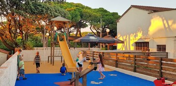 Área de juegos infantiles al aire libre