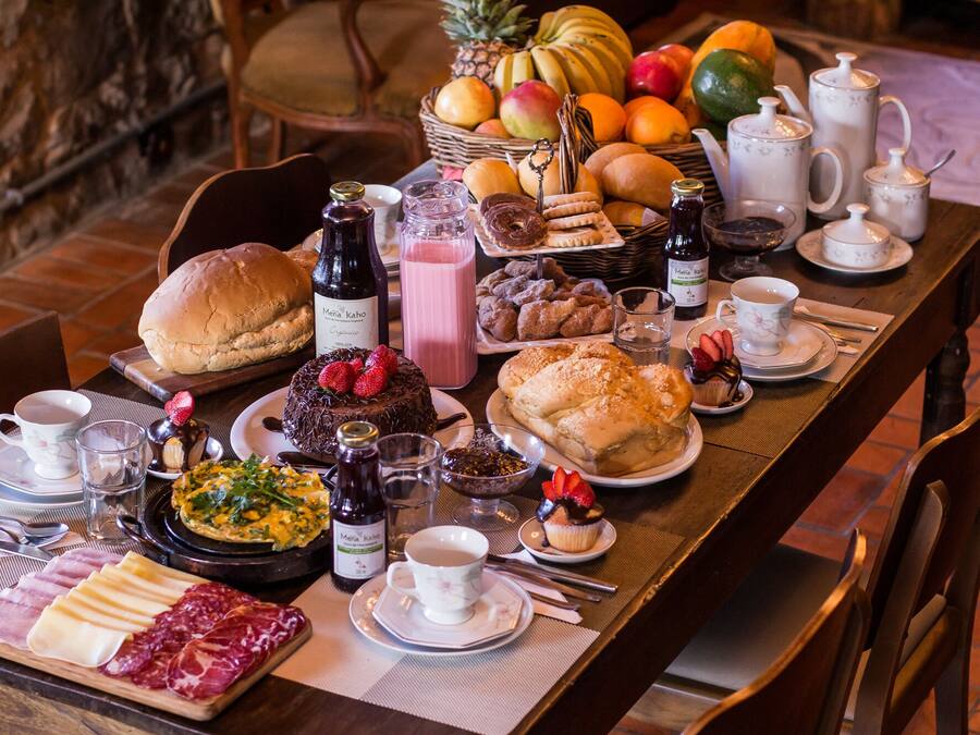 Frokost med lokale retter er inkludert hver dag