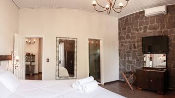 Exclusive House, 2 Bedrooms, 2 Bathrooms, Courtyard View | 2 bedrooms, minibar, individually furnished, desk