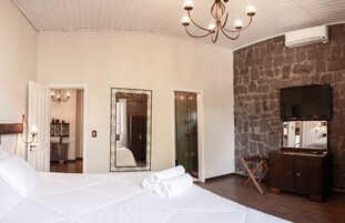 2 habitaciones, minibar, muebles diferentes y escritorio 