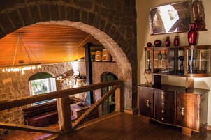 42-英寸智能电视（配备卫星频道）