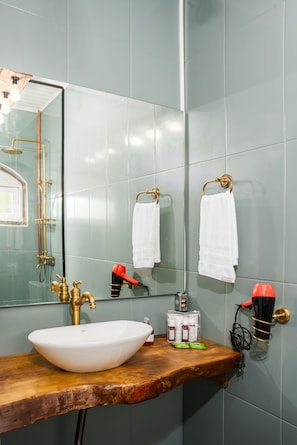 Casa exclusiva, 2 habitaciones, 2 baños, vista al patio | Baño | Regadera, secadora de cabello, batas, toallas