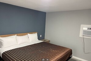 Room, 1 King Bed | Desk, free WiFi, bed sheets