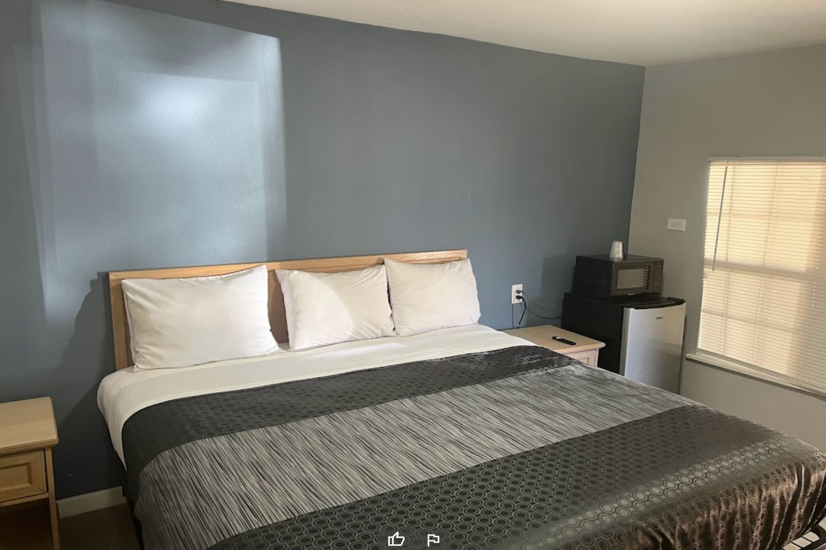 Room, 1 King Bed | Desk, free WiFi, bed sheets