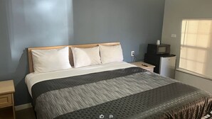 Room, 1 King Bed | Desk, WiFi (free), bed sheets - Anson Inn (Anson)