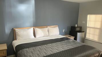 Room, 1 King Bed | Desk, free WiFi, bed sheets