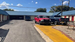 Free self parking - Anson Inn (Anson)