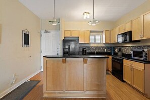 Private kitchen - Modern 2/2 condo near dntwn UT

 (Austin)