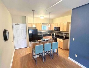 Private kitchen - Modern 2/2 condo near dntwn UT
(Austin)