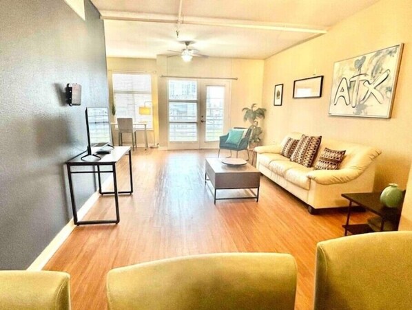 Living area - Modern 2/2 condo near dntwn UT
(Austin)