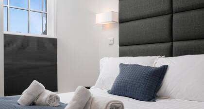 312 Reid's Corner - by StayDunfermline