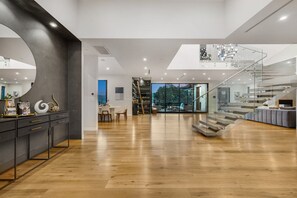 Huis, meerdere bedden, toegang tot zwembad, uitzicht op bergen (Skyline Luxury Haven) | Interieur