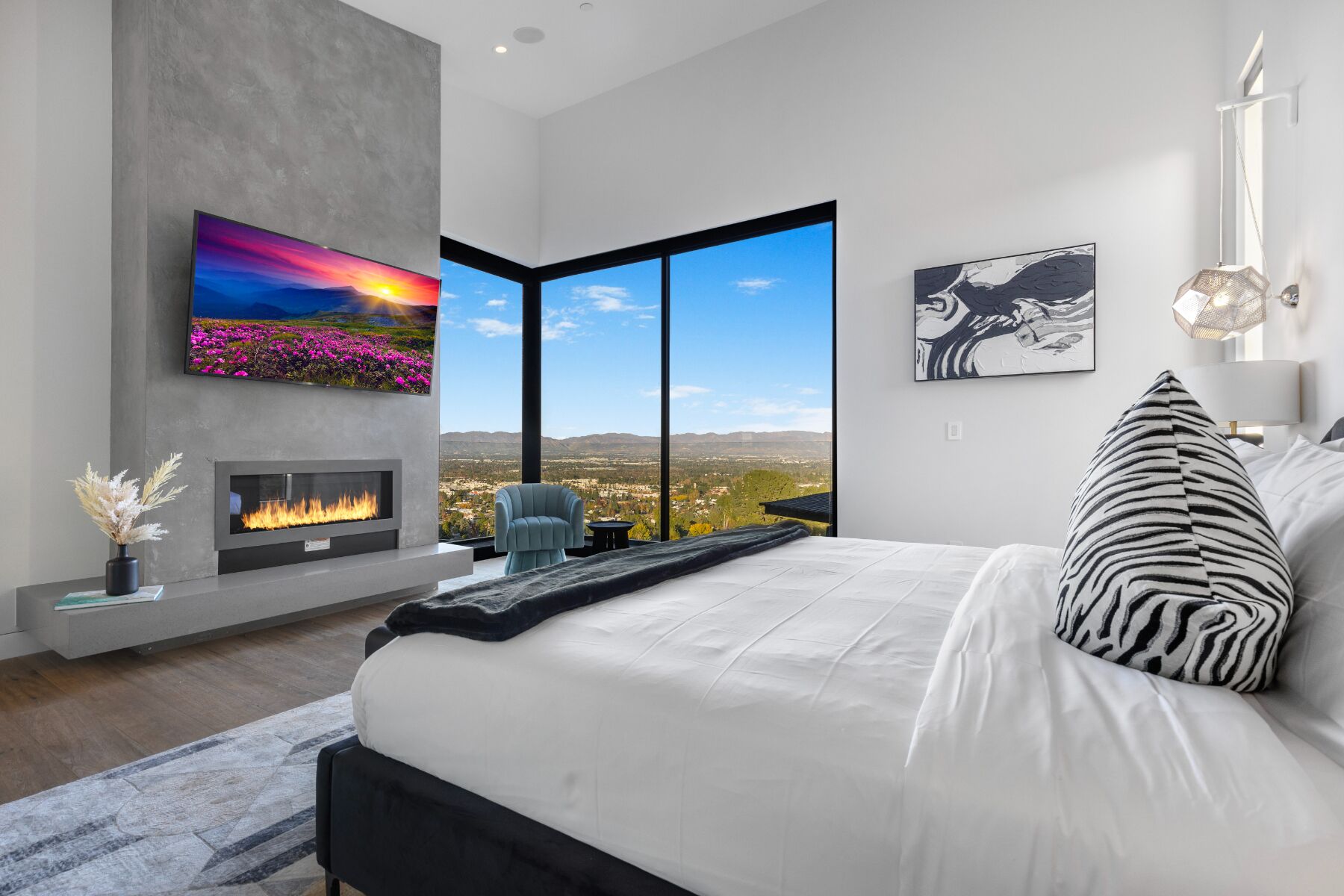 บ้านพัก, หลายเตียง, ใช้สระว่ายน้ำได้, วิวภูเขา (Skyline Luxury Haven) | 5 ห้องนอน, ห้องพักตกแต่งอย่างมีเอกลักษณ์, ตกแต่งพิเศษโดยเฉพาะ, โต๊ะทำงาน