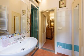 Appartement Confort | Salle de bain | Douche, articles de toilette gratuits, sèche-cheveux, bidet