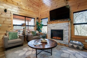 Smart TV, chimenea, futbolito y libros