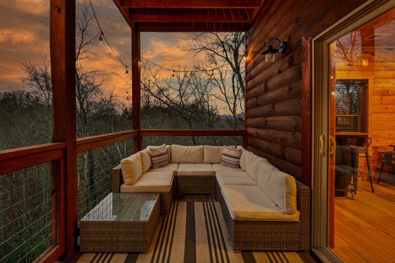 Smart TV, caminetto, tavolo da calcetto, libri