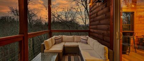 Smart TV, caminetto, tavolo da calcetto, libri