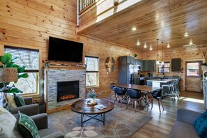 Smart TV, chimenea, futbolito y libros