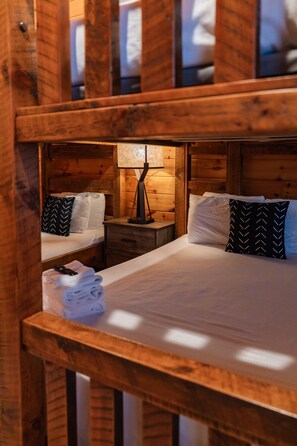 4 Schlafzimmer, Schreibtisch, Bügeleisen/Bügelbrett, kostenloses WLAN