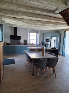 Fridge, microwave, oven, stovetop - Maison en Pierres Avec Vue, Piscine Privée Chauffée 2 Chambres 2sdb 5 Personnes (LAMOTHE-CASSEL)