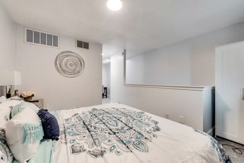 I69 - Apt|Patio|11mi to Convention Ctr|Sleeps 2