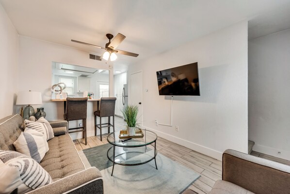 Smart TV, fireplace