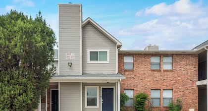I69 - Apt|Patio|11mi to Convention Ctr|Sleeps 2