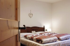 3 makuuhuonetta, työpöytä, silitysrauta/-lauta, ilmainen Wi-Fi