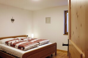 3 bedrooms, desk, iron/ironing board, free WiFi