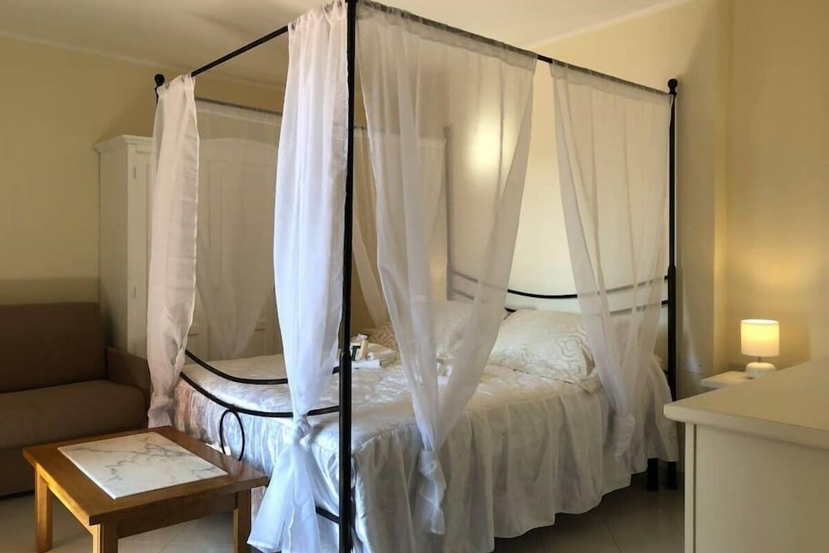 Basic Apartment | In-room safe, iron/ironing board (on request), WiFi (free)