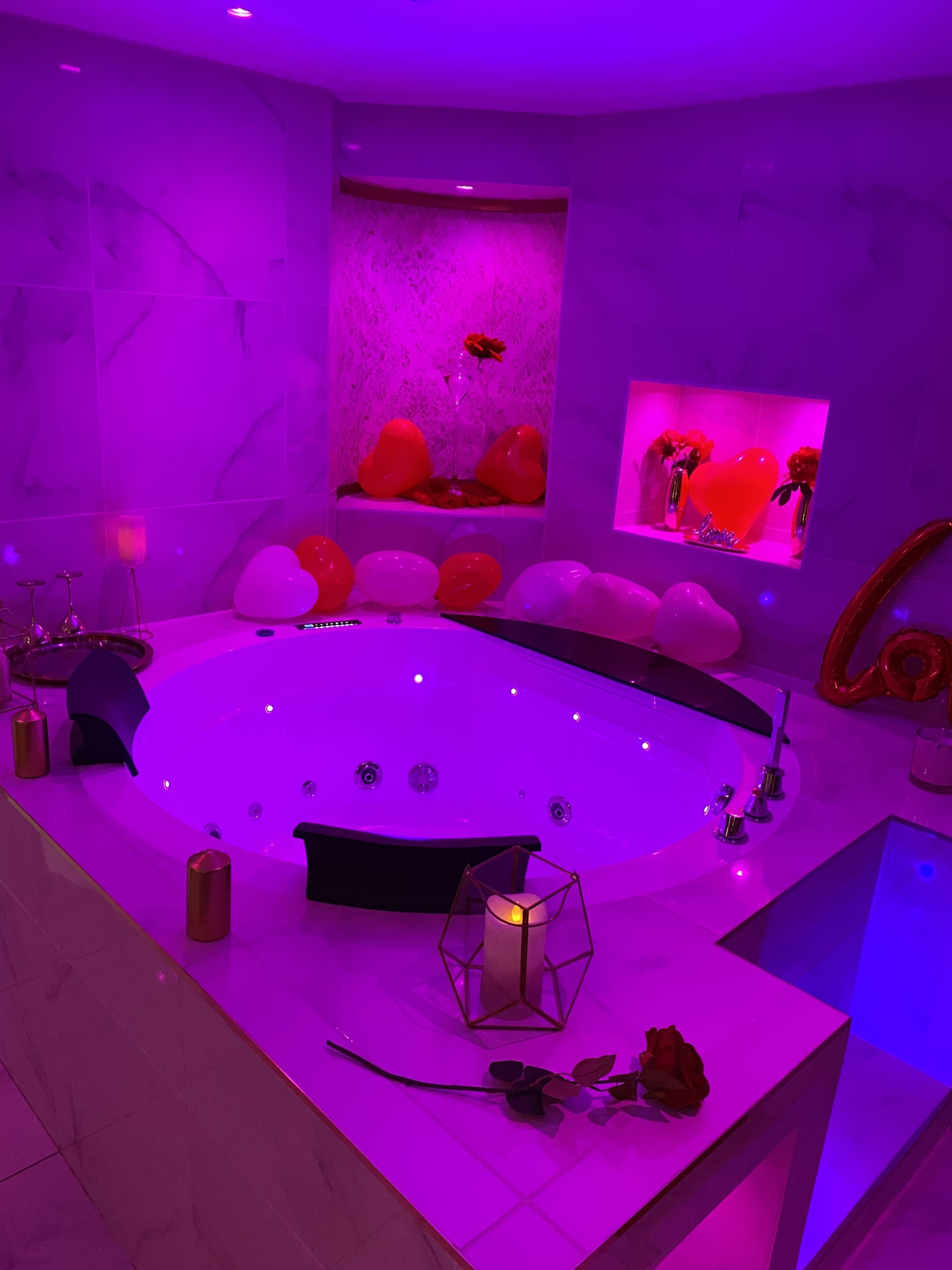 吹风机、毛巾、肥皂、卫生纸