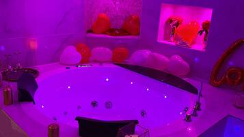 Sèche-cheveux, serviettes fournies, savon, papier toilette