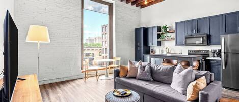 Een smart-tv, tafelvoetbal en een tafeltennistafel