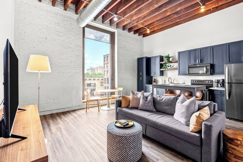 Riverfront Loft - Arch Views - Onsite Fitness Center