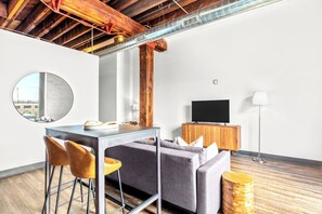 Smart TV, futbolito, mesa de ping pong
