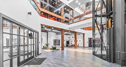 Riverfront Loft - Arch Views - Onsite Fitness Center