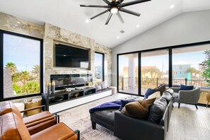 Smart TV, fireplace, books - Ocean Shore Villa - Summer Paradise- pool and beach! (Flagler Beach)