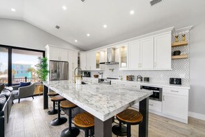 Kjøleskap, mikrobølgeovn, ovn og kokeplater