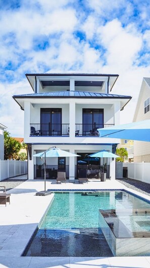 Utendørsbasseng og et oppvarmet basseng