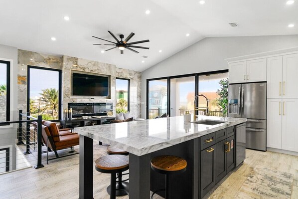 Kjøleskap, mikrobølgeovn, ovn og kokeplater