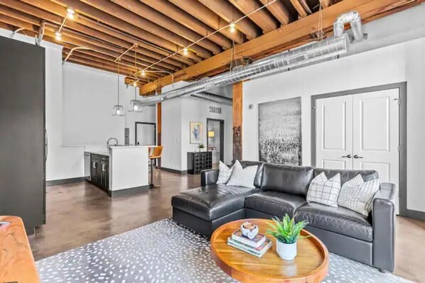 Smart TV, futbolito y tenis de mesa