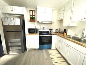 Frigorífico, microondas, horno y placa de cocina