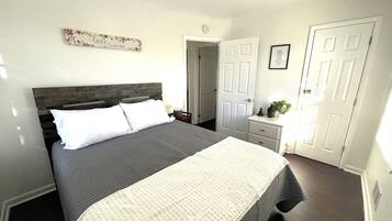 3 slaapkamers, een strijkplank/strijkijzer, gratis wifi, beddengoed