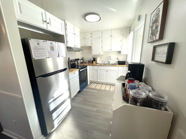 Kjøleskap, mikrobølgeovn, ovn og kokeplater