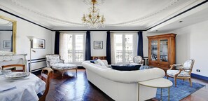 TV, fireplace, DVD player, books - SAINT GERMAIN DES PRES – LUXEMBOURG – IN THE HEART OF THE CAPITAL (Paris)