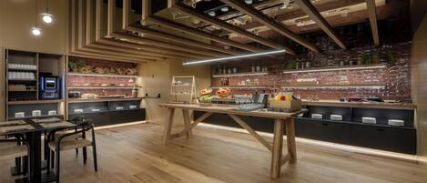 Una cocina moderna con vigas de madera, una isla central y una pared de ladrillo con estantes.