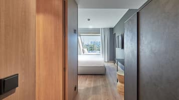 Minibar, cassaforte in camera, una scrivania, postazione laptop